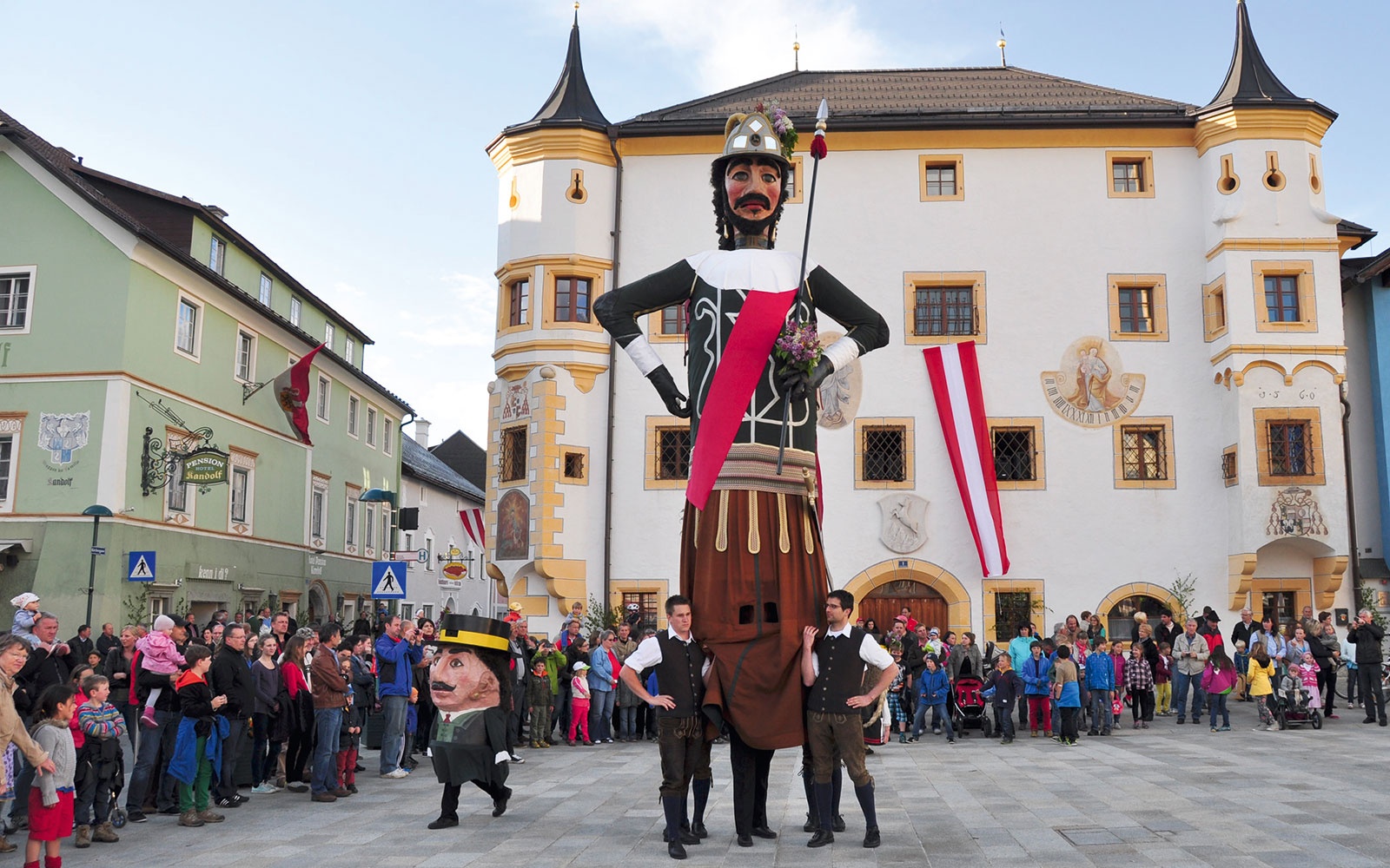 An experience: Samson parade in Tamsweg. In the background, the Tamsweg town hall