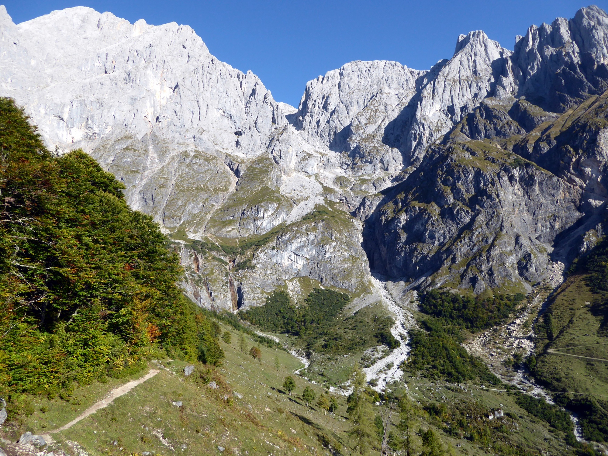 Der Abstieg in das Riedingtal mit den beiden Wasserfällen im Talschluss.