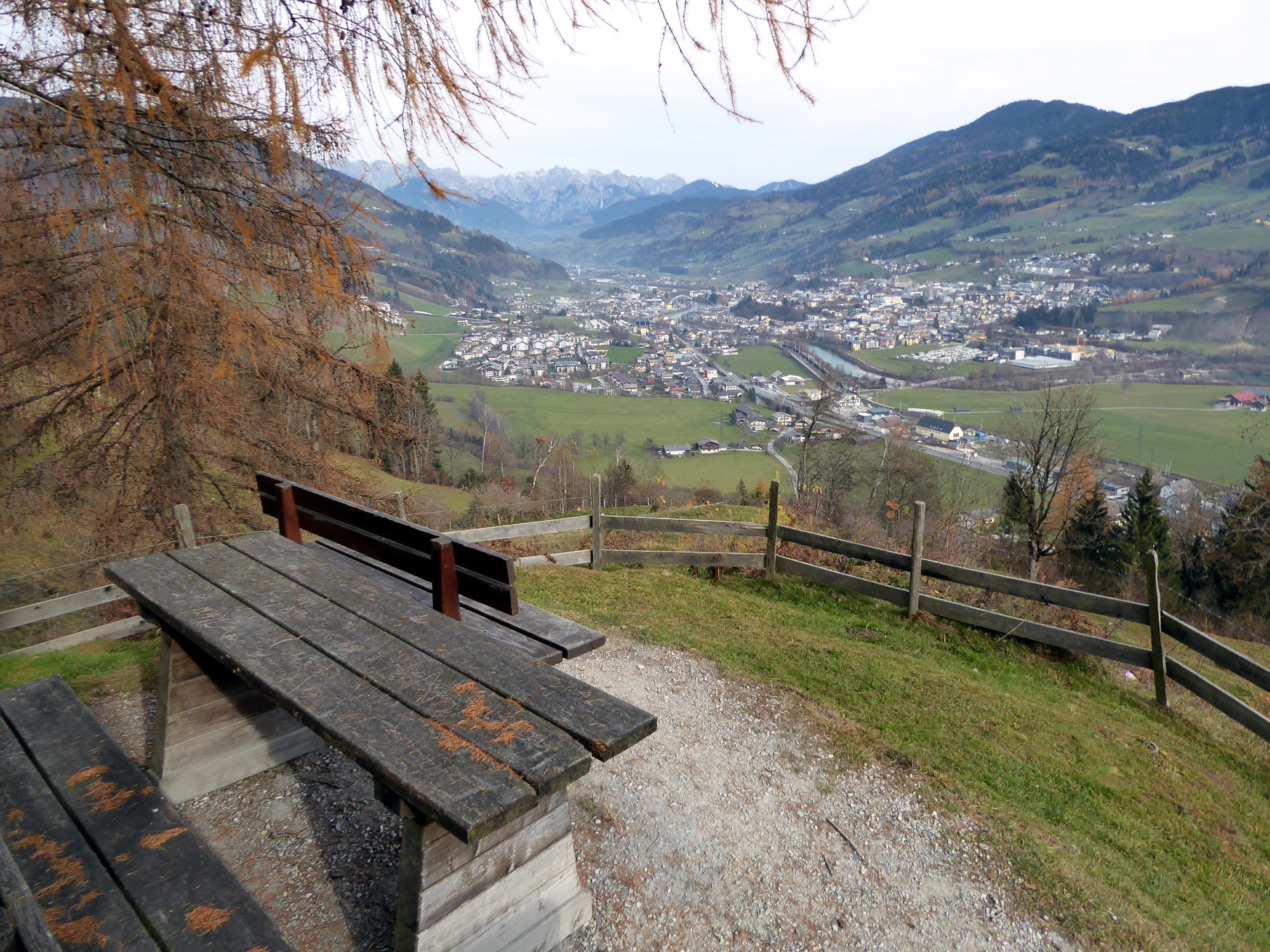 Der großartige Aussichtspunkt mit dem Blick nach St. Johann, wo die Wanderung in einer Stunde enden wird.