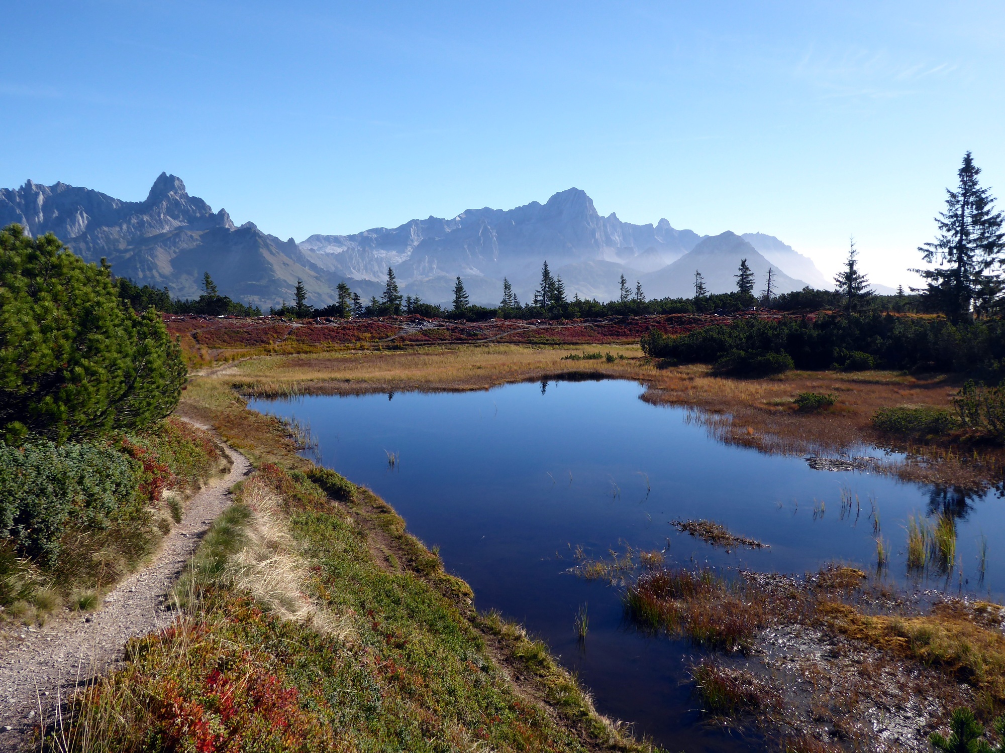 The Schwarze Lacke between Gosaukamm (left) and the Dachstein massif. The Gerzkopf is only a stone