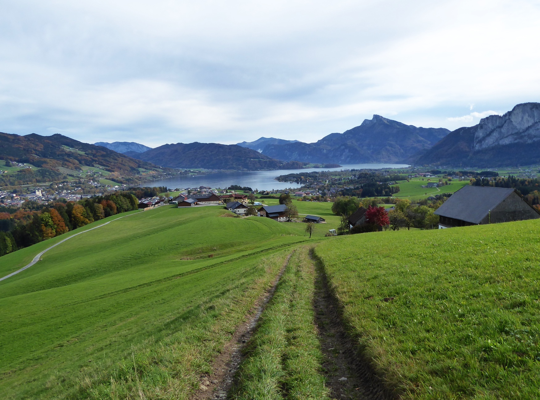 The town of Mondsee, the end of the wonderful high-altitude route, is in sight.