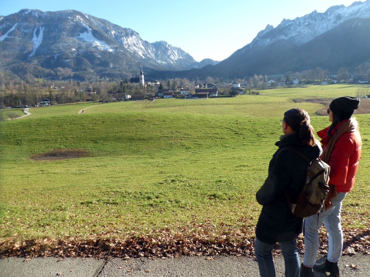 Der Blick über Kirchholz nach Großgmain mit dem Untersberg (li.) und dem Lattengebirge (re.) im Hintergrund.