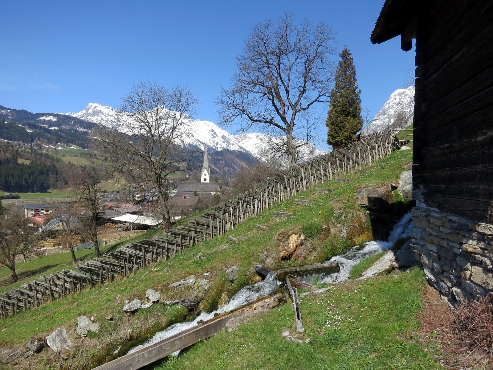 Der Weg führt an der Kirche Pfarrwerfen vorbei in das Freilichtmuseum7-Mühlen.