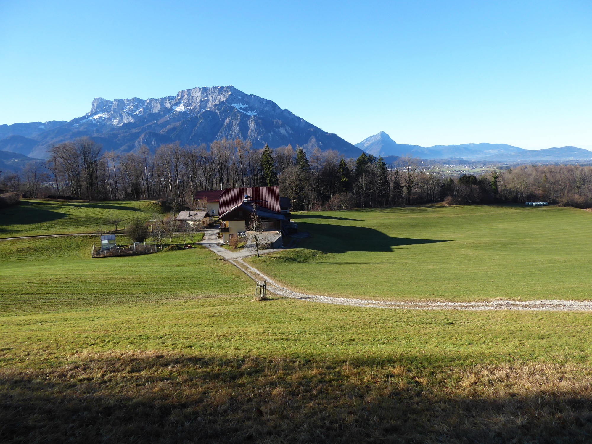 Der Weg wechselt zwischen sonnigen Wiesen und lichten Laubwäldern. Immer mit dabei: der Untersberg.