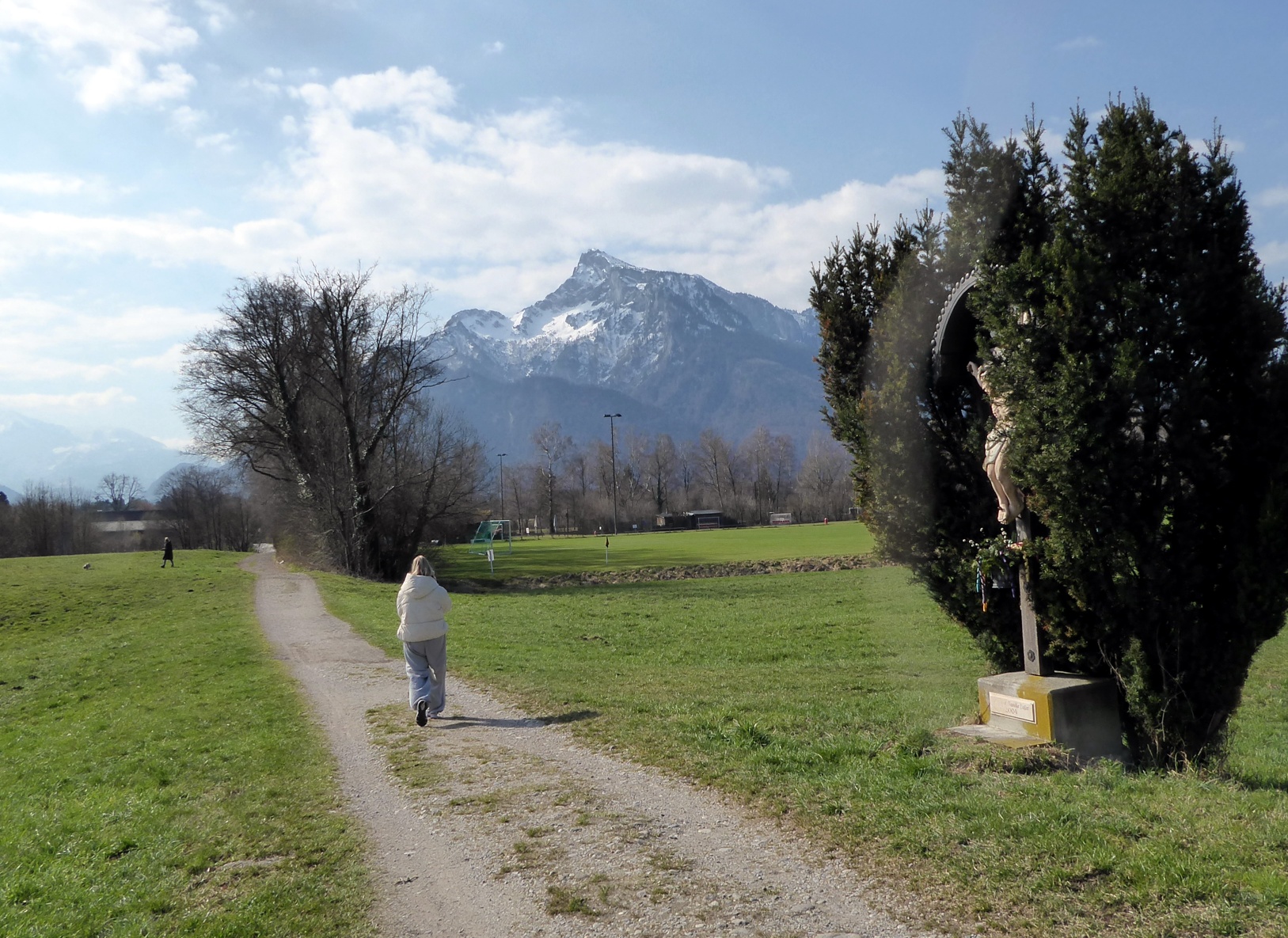 Ein Wegabschnitt führt auf sicheren Wegen durch das Eichet-Moos.