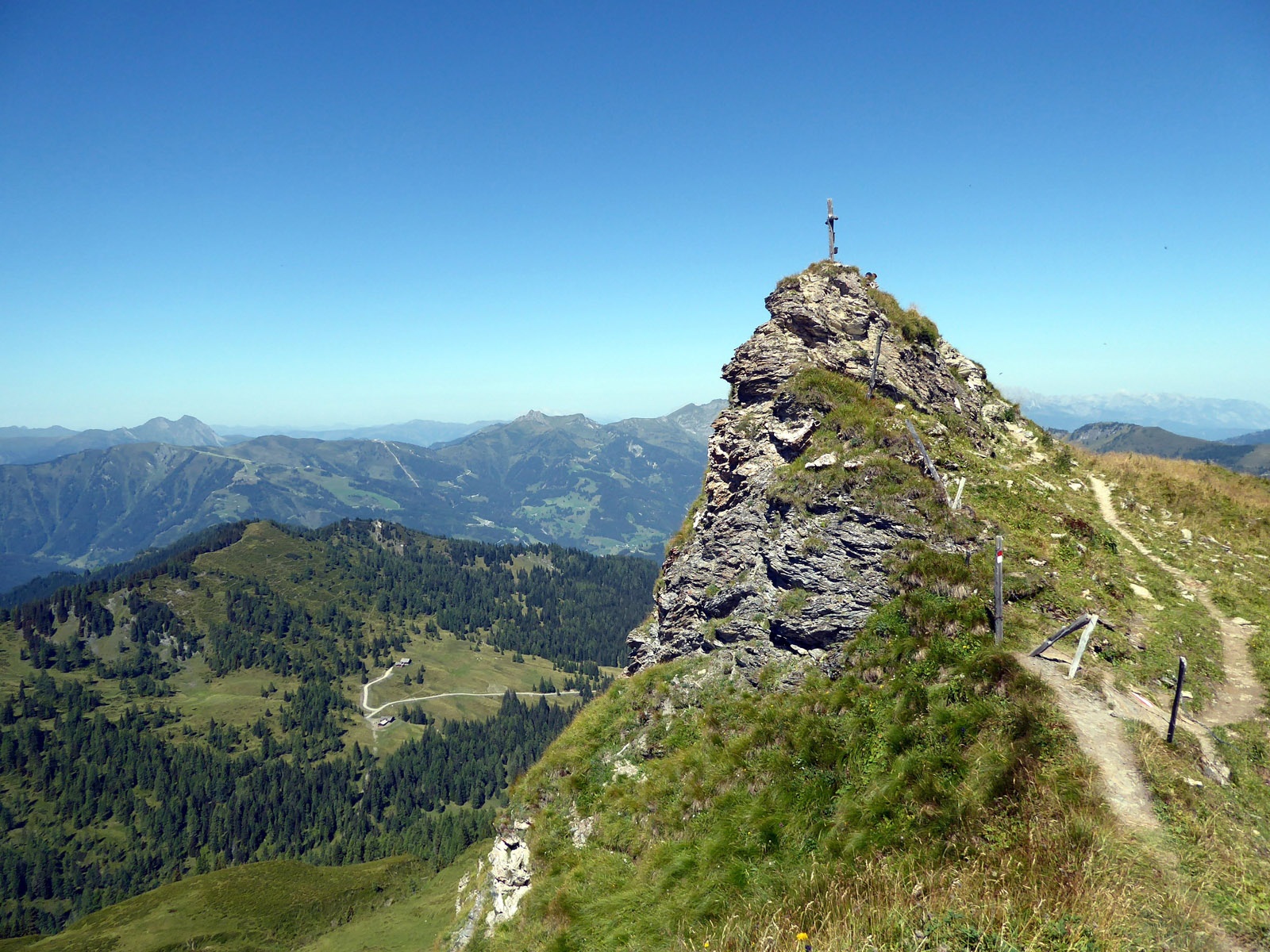 From the Filzmooshörndl, the path leads in a wide loop to the Remsteinkogel (above the Buchbachkar-Alm).