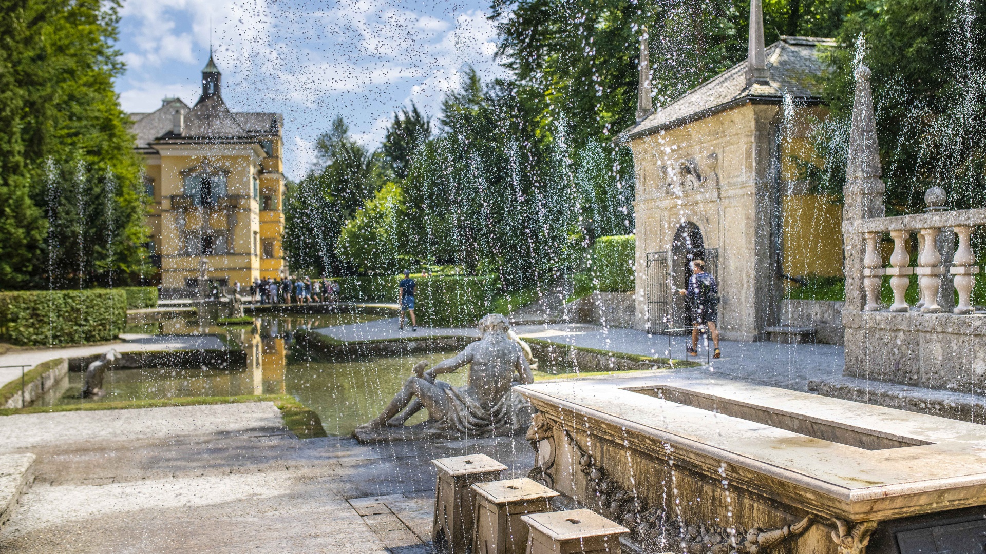 Fürstentisch und Schlossweiher bei den Wasserspielen Hellbrunn