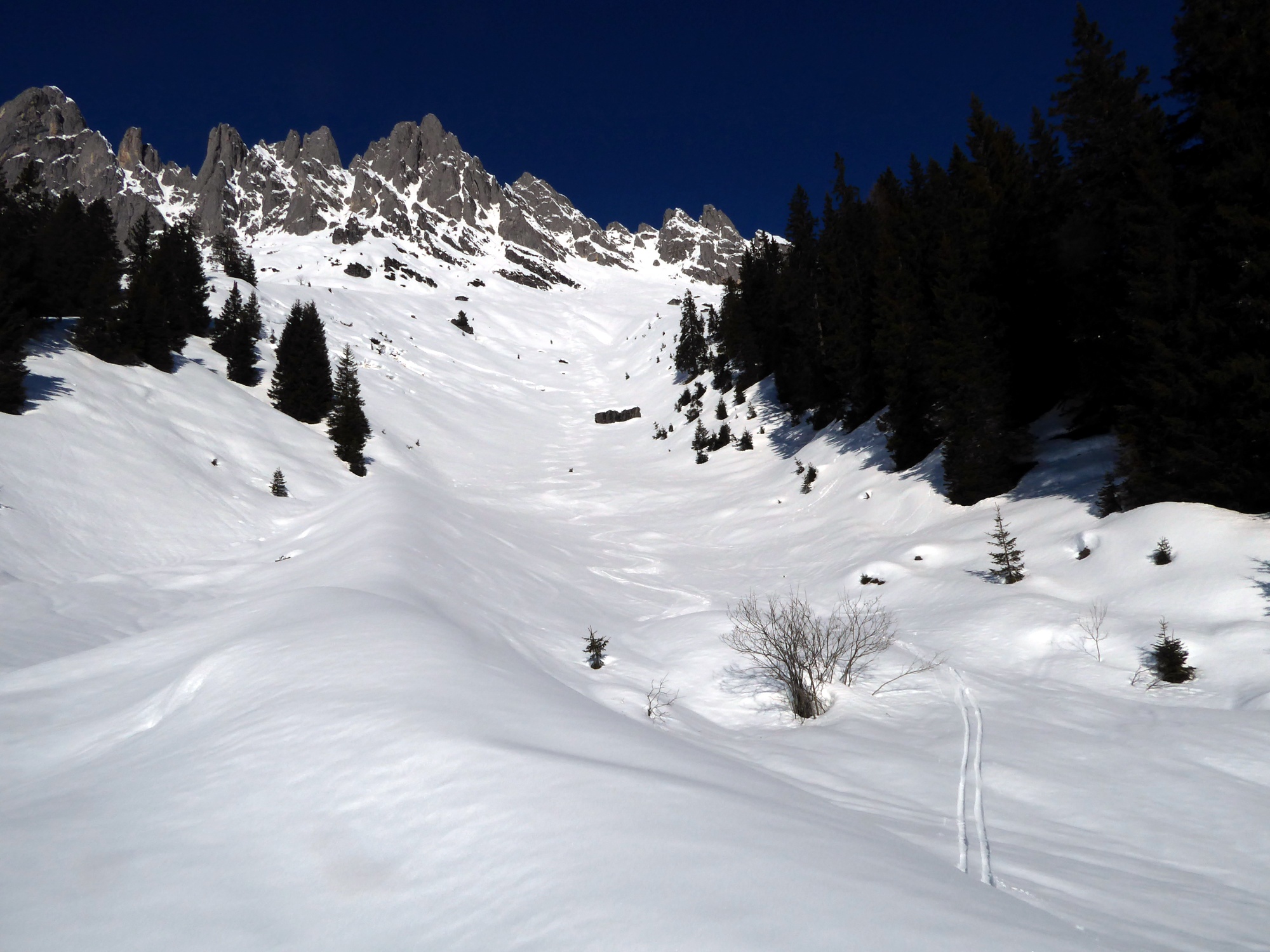 The descent from the Vierrinnenscharte to the baby lift.