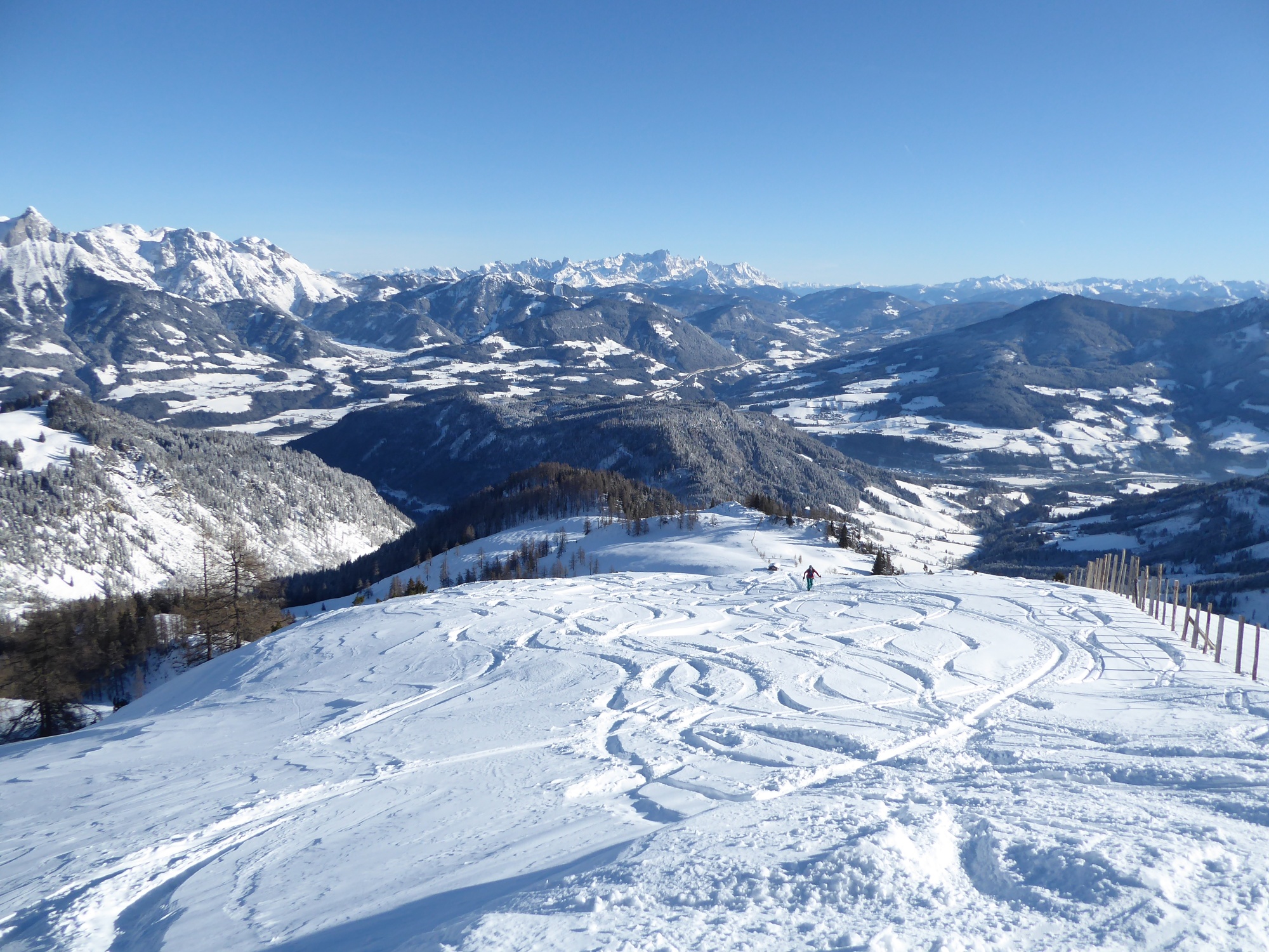 The first descent follows the ascent towards Mitterfeldalm.