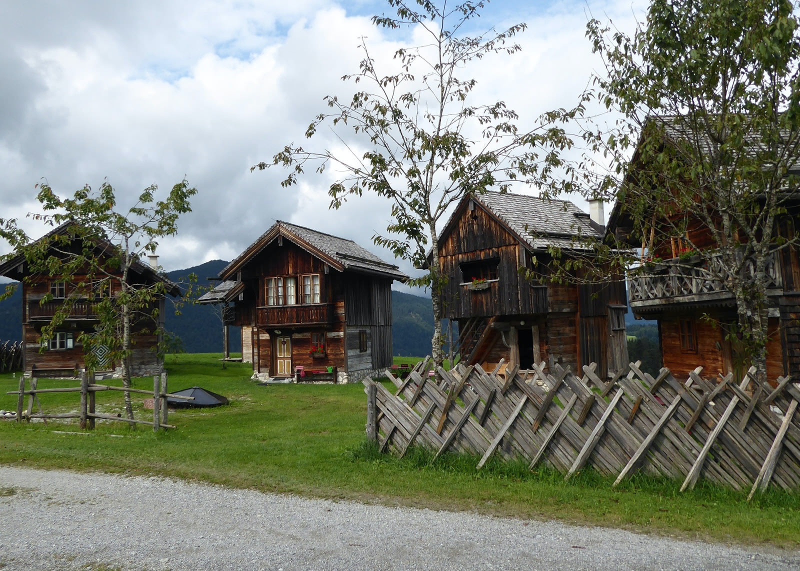 The old Troad boxes at the Gasthof Sonnleit`n serve as original holiday apartments.