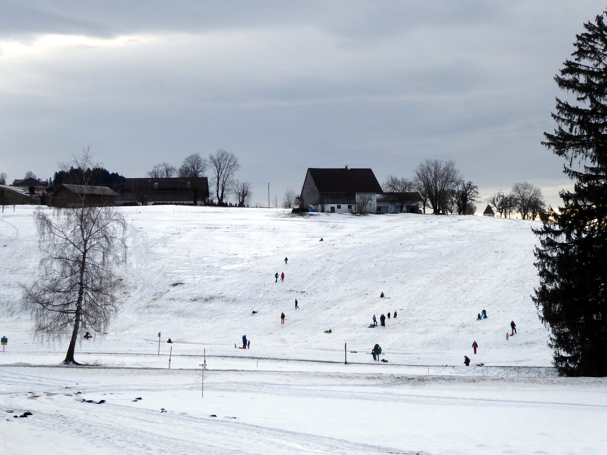 Viel braucht`s nicht, zum perfekten Winterglück in den Augen der Kinder.