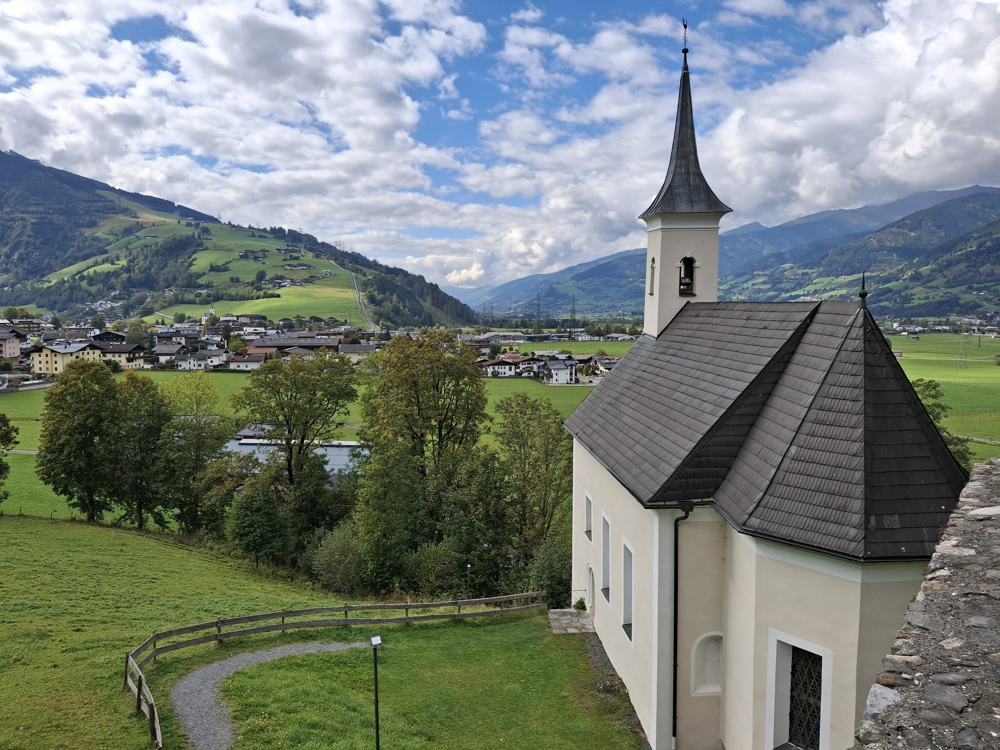 Die mittelalterliche Burg Kaprun und ihre Burgkapelle sind lohnende Ziele für einen kurzen Abstecher.