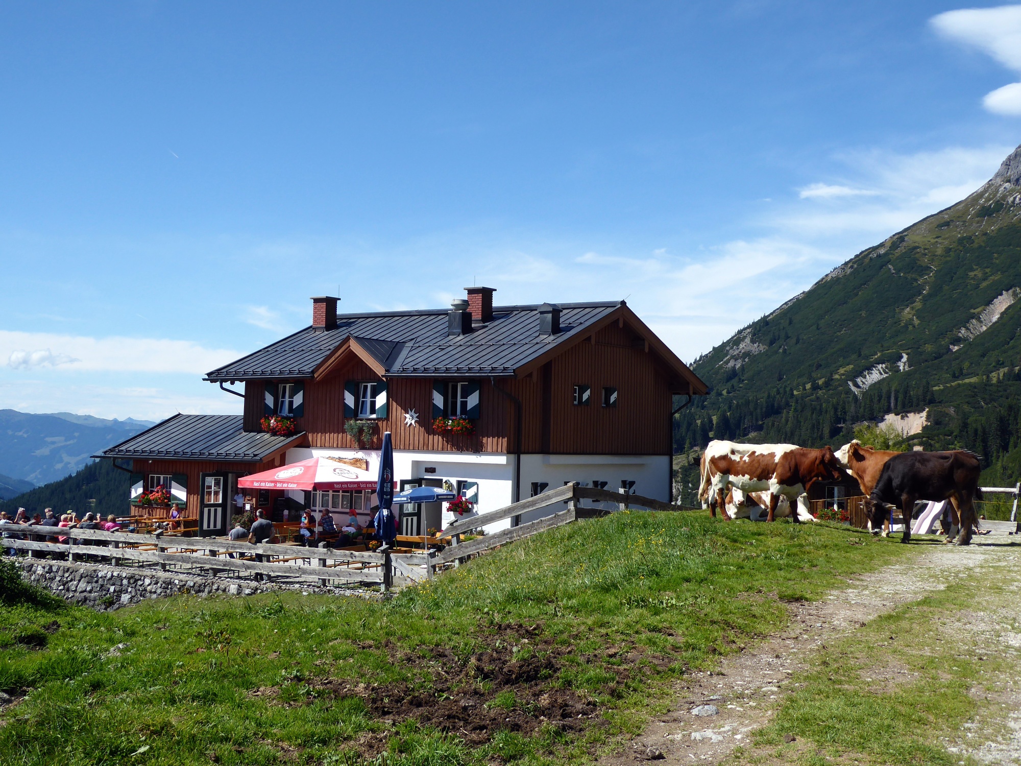 Die 1907 erbaute Erichhütte ist nach dem Gemeindearzt von Taxenbach benannt, der sich bei der Errichtung besonders engagierte.