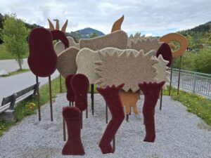 Die Installation am Radweg in Leogang trägt den geheimnisvollen Titel "Der grasende Steinbergkönig".