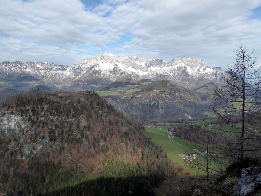 The famous view from the Lercheckerwand to the Untersberg and ....