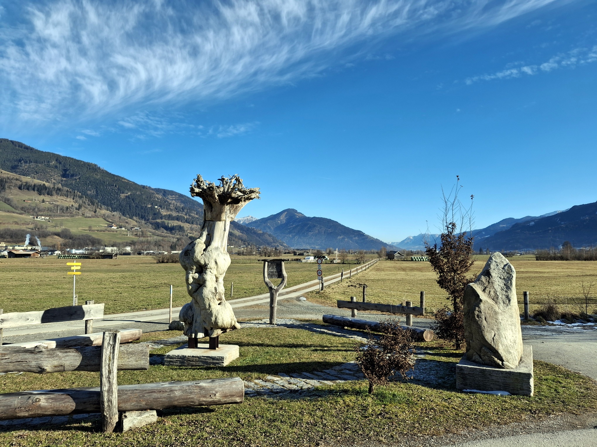 The path branches off at the tree monument of the Piesendorf farming community.