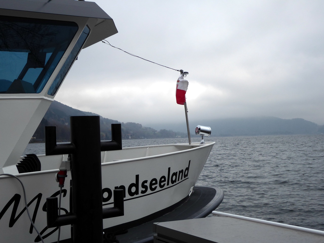 With the Mondseeland across the big pond towards Schwarzindien.