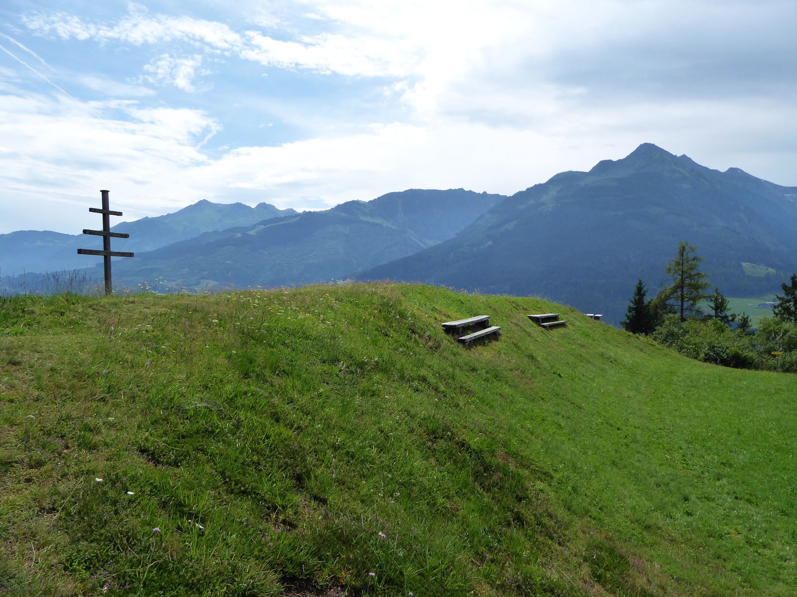 The Naglköpfl with the weather cross and the clearly visible prehistoric protective wall.