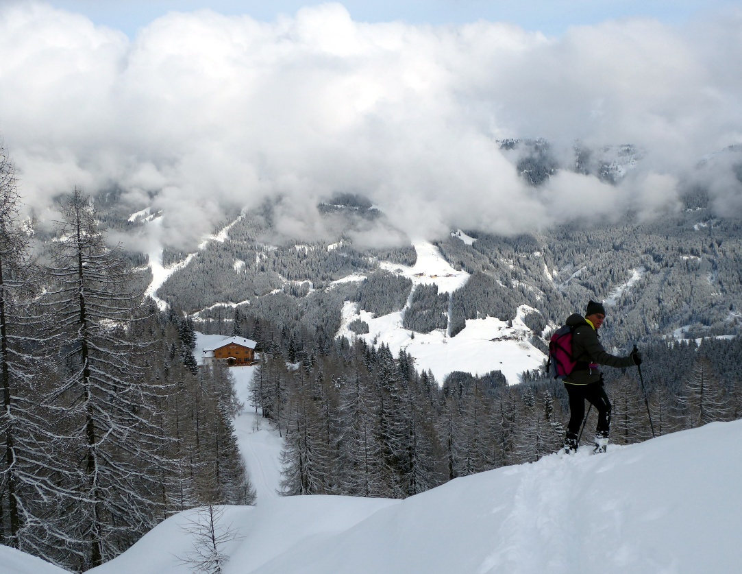 A few more turns through the powder snow, then the turn-in to the Kleinarler Hut follows.