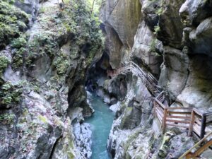 Der Abstieg in die sogenannte "Dunkle Klamm" am Beginn der Lammeröfen.
