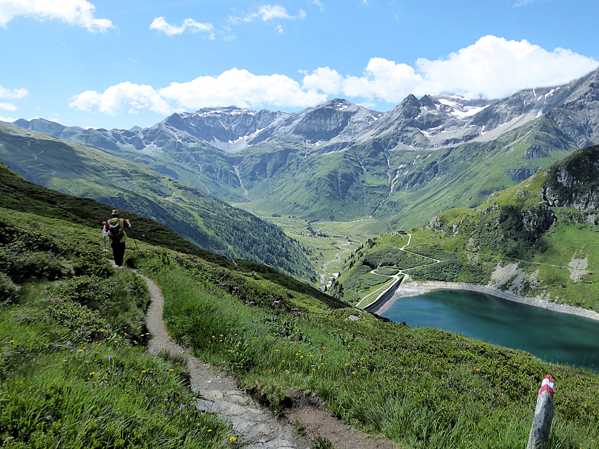 Der Weg vom Unteren Bockhartsee zur Miesbichlscharte mit Blick über das Nassfeld zum Geiselkopf (Bildmitte).