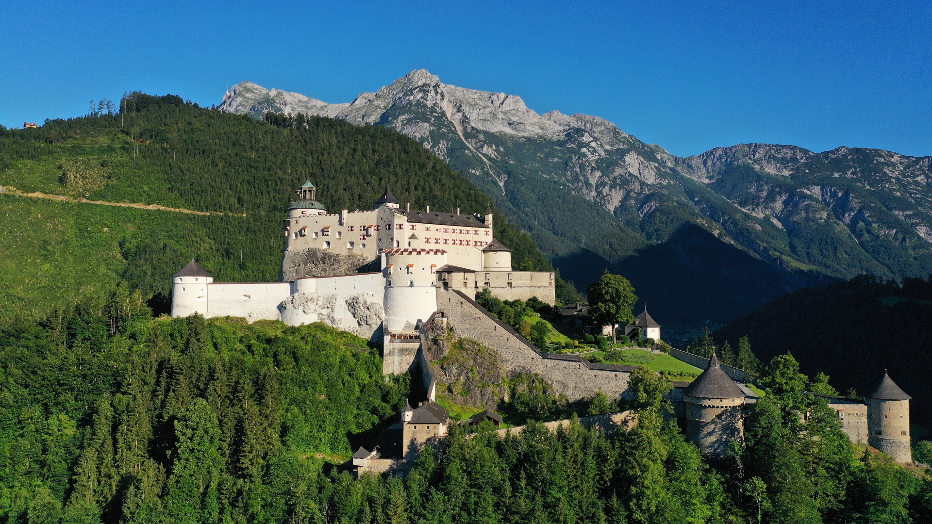 Erlebnisburg Hohenwerfen mit Bergpanorama