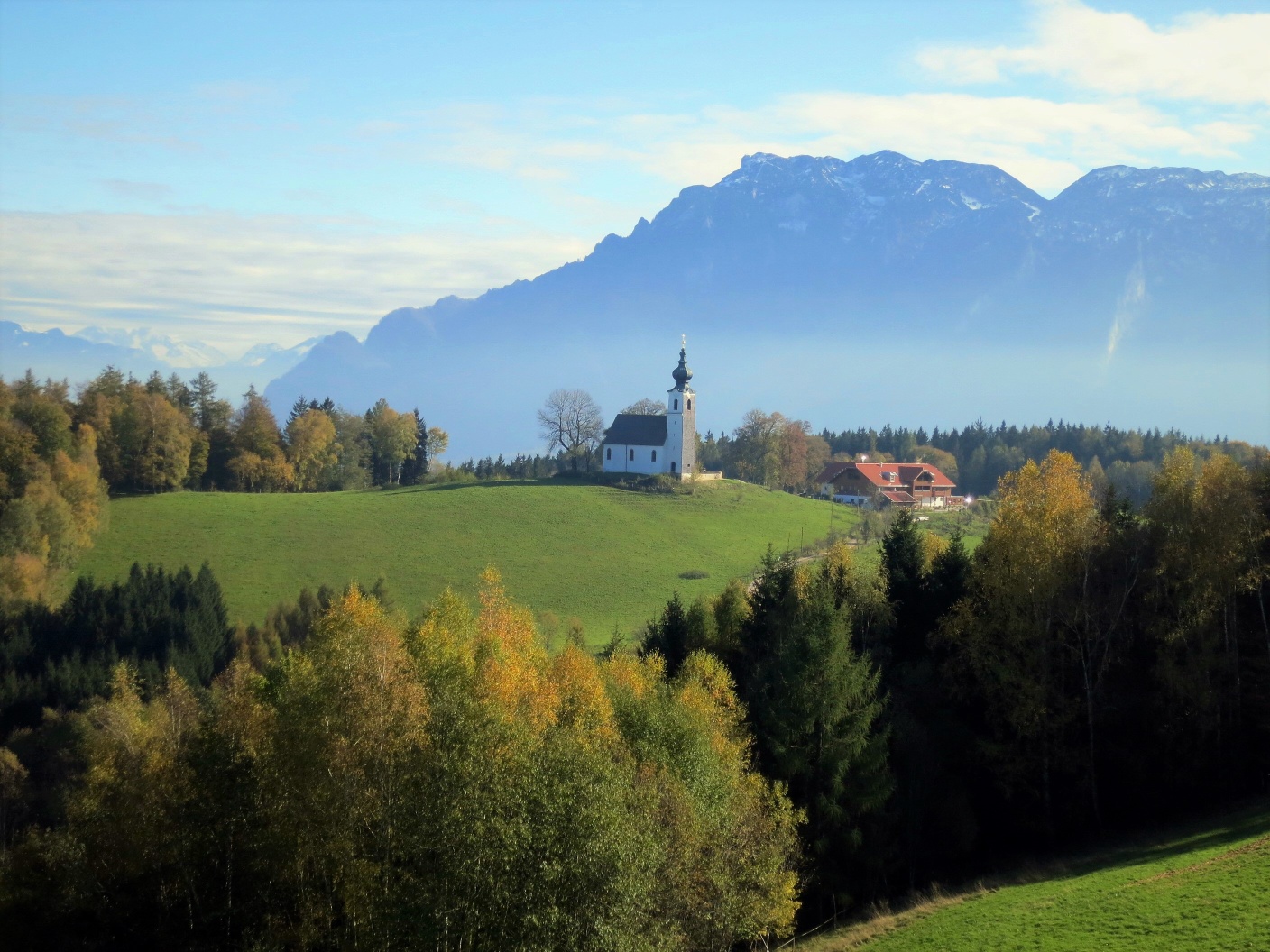 The gentle Johannishögl unmistakably belongs to the flysch zone, and the rugged Untersberg to the Northern Limestone Alps.