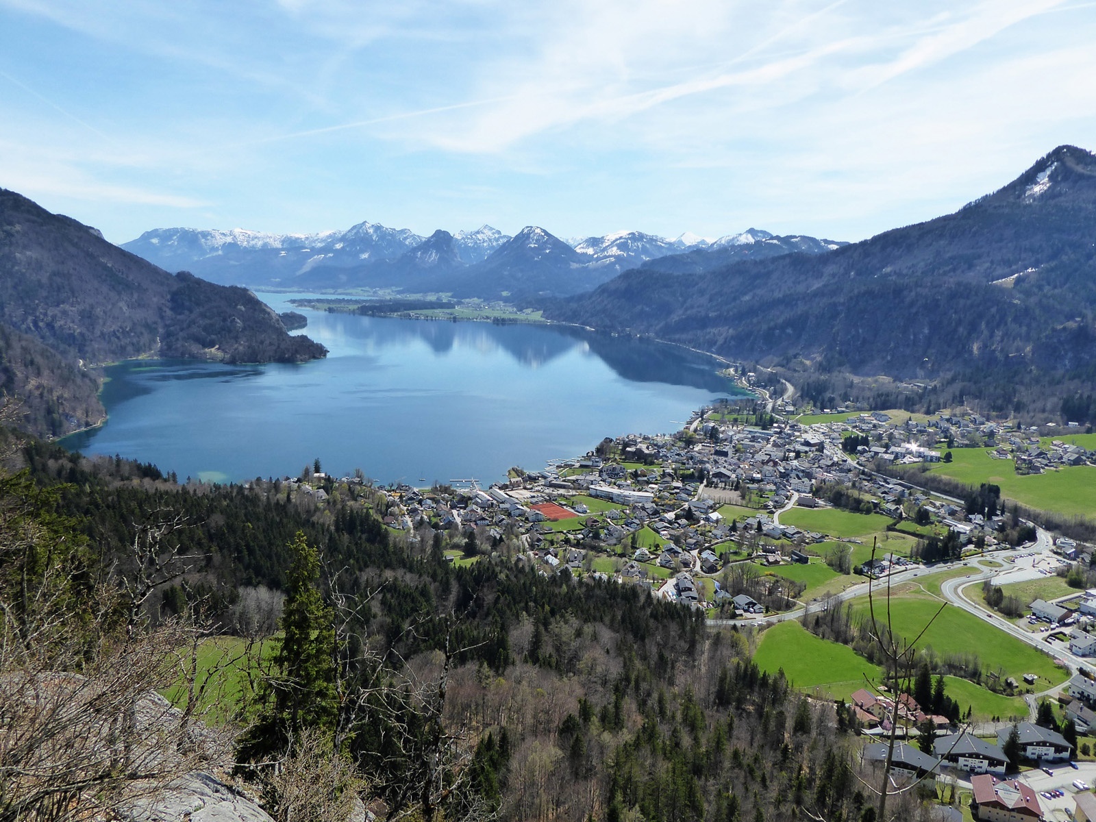 Vom höchsten Punkt Plombergstein öffnet sich der Blick auf St. Gilgen und den Wolfgangsee.