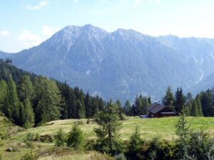 Der Abstieg mit Blick auf die Ennskraxn (2410 m) führt an der Roßfeldalm vorbei.