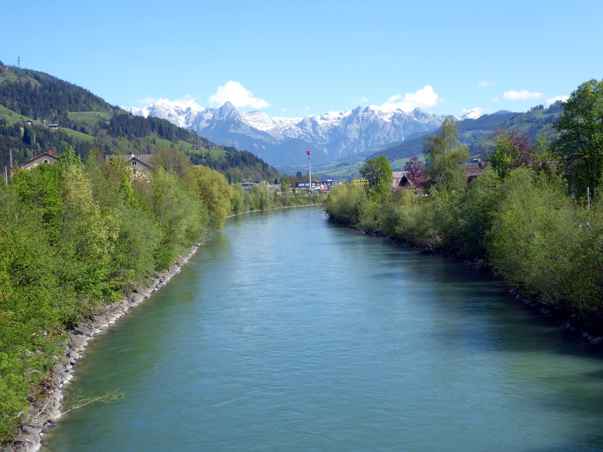 From St. Johann train station, the route leads over the Salzach up to the city center.