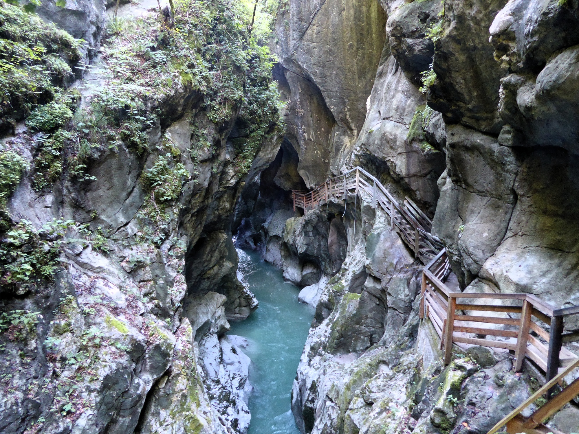 The descent into the so-called "Dunkle Klamm" at the start of the Lammeröfen.